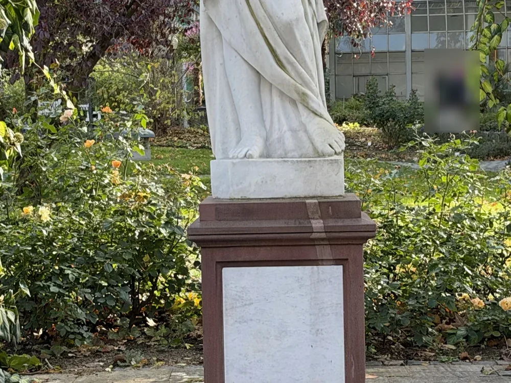 Statue under ivy, photographed with the iPhone 18 Pro, centre crop