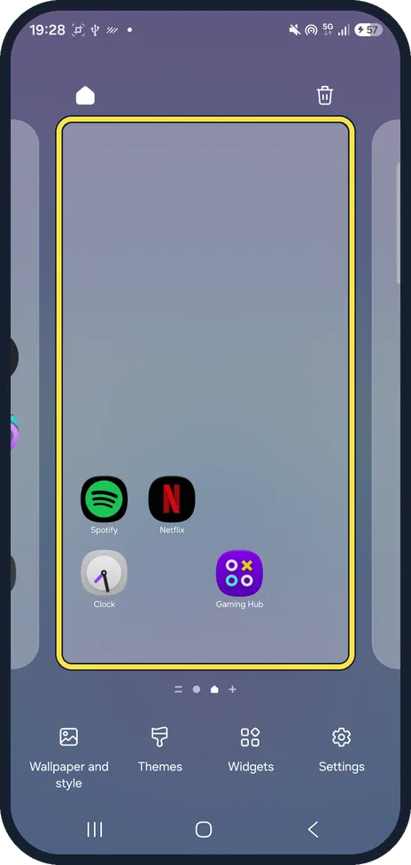 Android screenshot: Home screen page in edit mode without the search bar